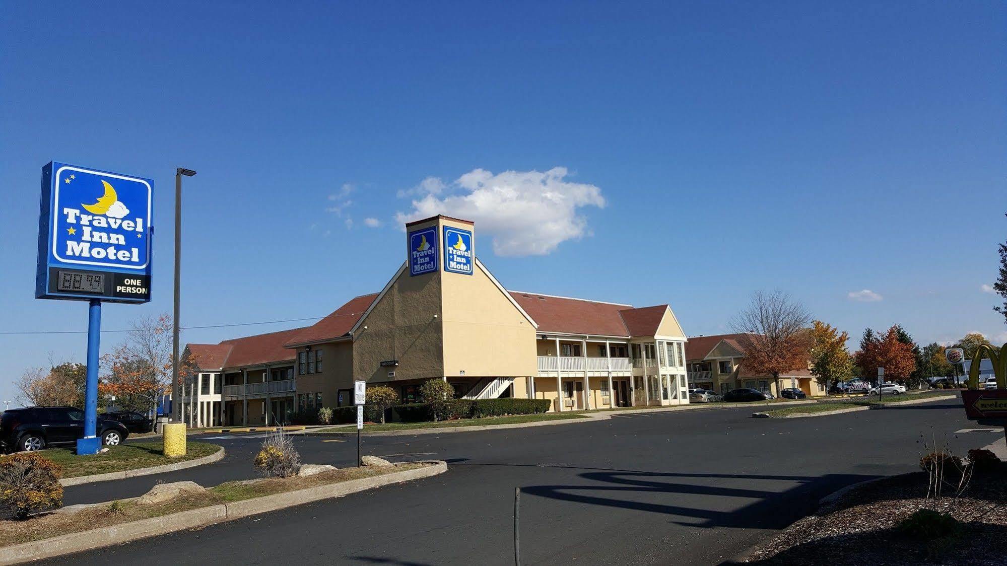 Travel Inn Motel Hartford Exterior foto